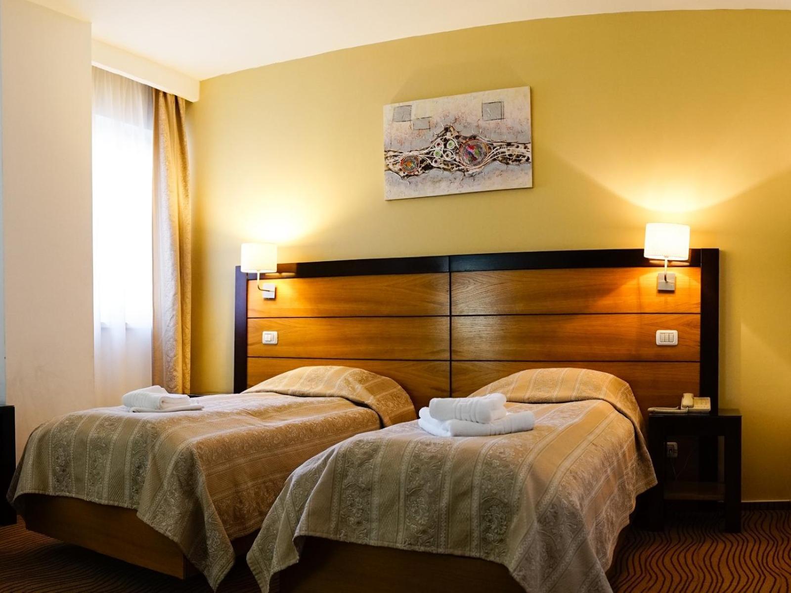 Hotel Criss บูคาเรสต์ ภายนอก รูปภาพ